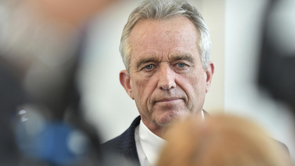 ** صورة لقاح كوفيد-19 يُعدّ جزءًا من التحقيق.