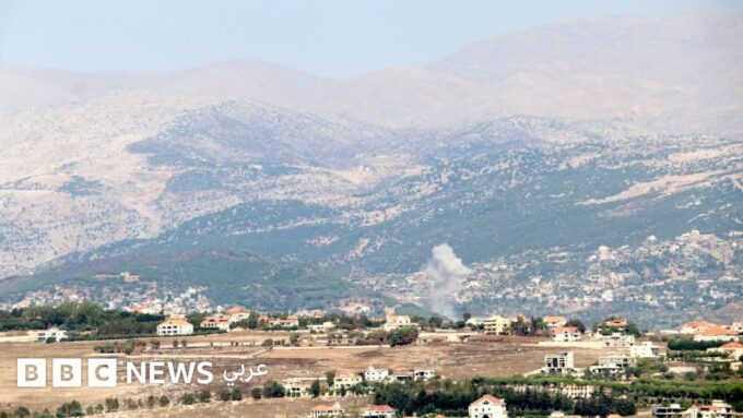 وصف الصورة بالإنجليزية: صورة لجيش إسرائيلي يوقف غارة على مبنى في جنوب لبنان.