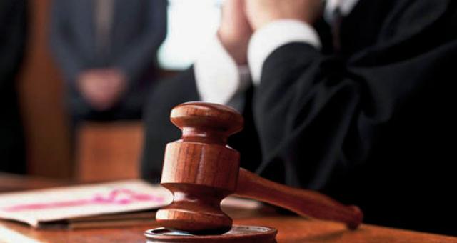 صورة لشخص يرتدي سترة سوداء ويرتدي قبعة، يبدو وكأنه يرتدي قفازاً ويرتدي نظارة شمسية، يبدو وكأنه يرتدي قفازاً ويرتدي نظارة شمسية، يبدو وكأنه يرتدي قفازاً ويرتدي نظارة شمسية، يبدو وكأنه يرتدي قفازاً ويرتدي نظارة شمسية، يبدو وكأنه يرتدي قفازاً ويرتدي نظارة شمسية.