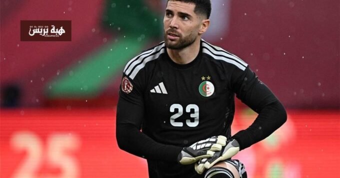 حارس مرمى يتصدى لكرة رأسية.