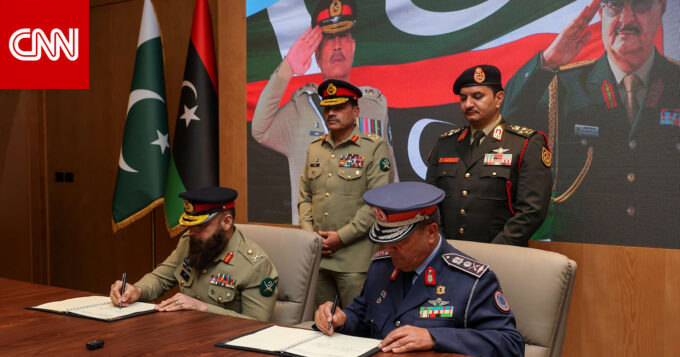 صورة لصدام حفتر وقائد الجيش الباكستاني خلال اللقاء.
