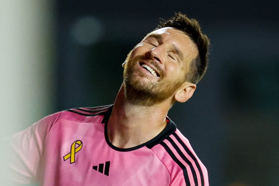 صورة ليو ميسي يرتدي قناعًا medical و يلعب كرة القدم.