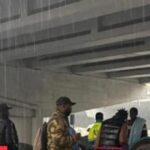 صورة لأشخاص ينامون تحت القناطر في برشلونة.