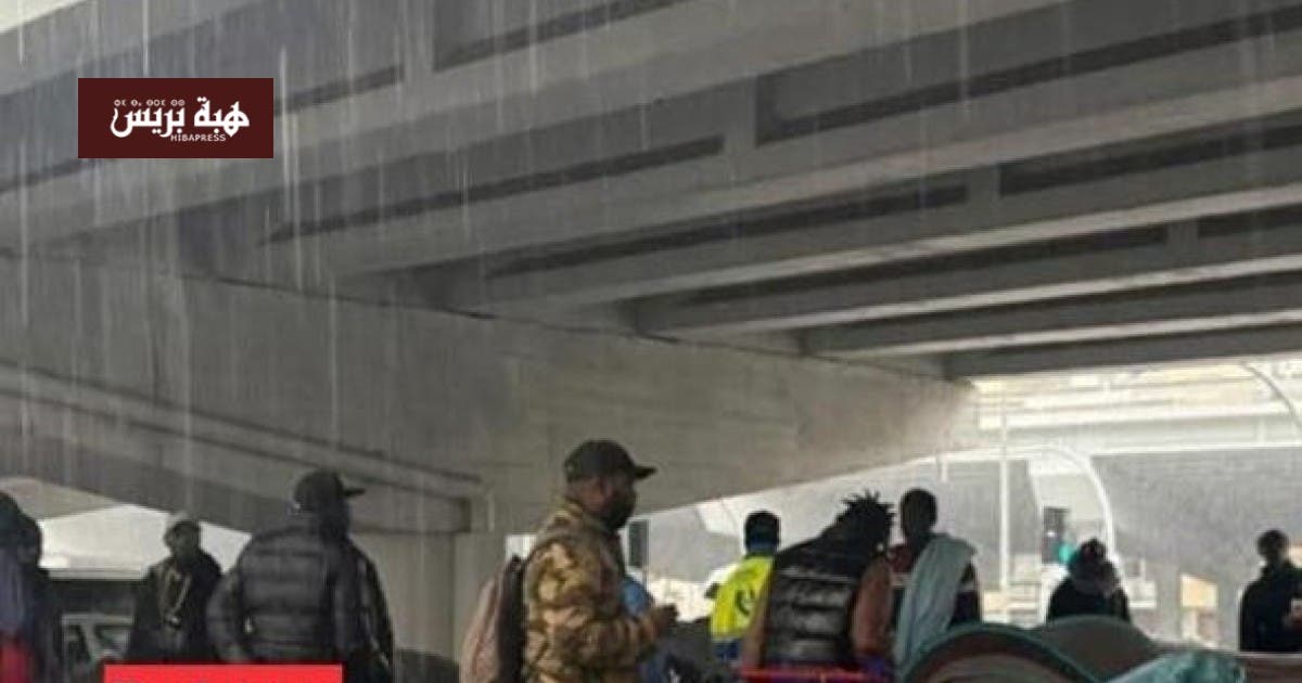 صورة لأشخاص ينامون تحت القناطر في برشلونة.