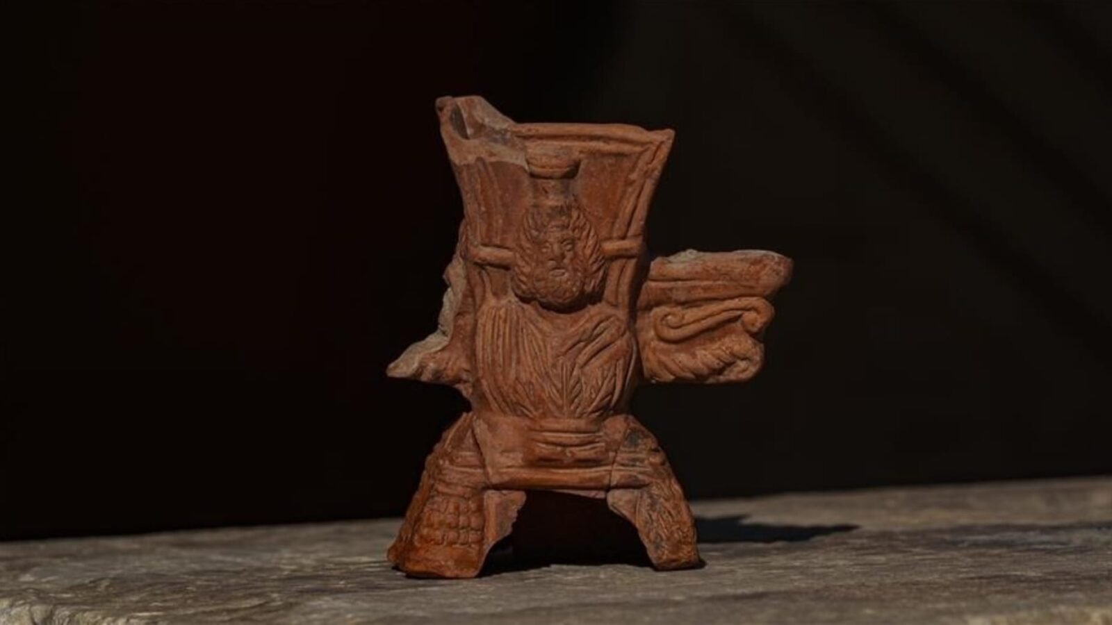 مبخرة فخارية تحمل نقشًا لألهة المصريين القدماء.