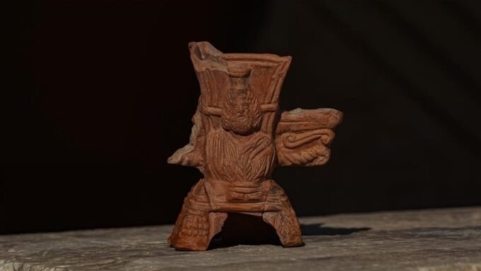 مبخرة فخارية تحمل نقشًا لألهة المصريين القدماء.