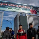 صورة محمد صلاح يلعب كرة القدم في ملعب ليفربول.