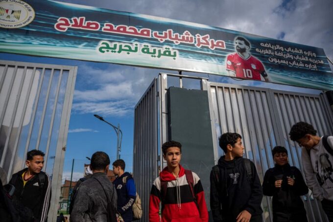 صورة محمد صلاح يلعب كرة القدم في ملعب ليفربول.