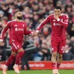 صورة ل محمد صلاح يتعامل مع جماهير ليفربول.