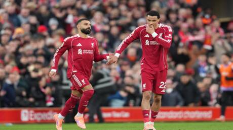 صورة ل محمد صلاح يتعامل مع جماهير ليفربول.