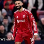 صورة ل محمد صلاح يصفق للجماهير في ملعب أنفيلد.