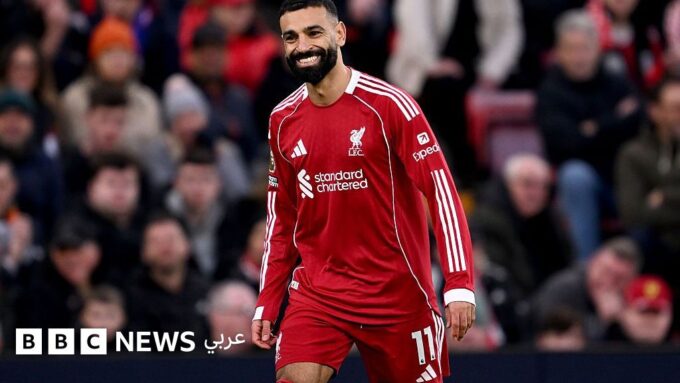 صورة ل محمد صلاح يصفق للجماهير في ملعب أنفيلد.