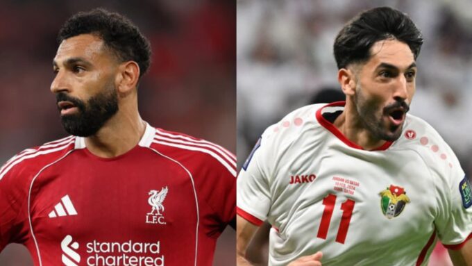 صورة محمد صلاح ويزن النعيمات مع قميصيهم يحملان الرقم 11.