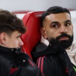 ** صورة محمد صلاح يلعب كرة القدم مع ليفربول