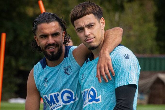 صورة للمدرب خافي غراسيا مع لاعبي واتفورد