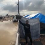 صورة لمنطقة غزة بعد الأمطار, مع برك المياه والخيام المدمرة.