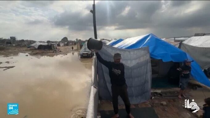 صورة لمنطقة غزة بعد الأمطار, مع برك المياه والخيام المدمرة.