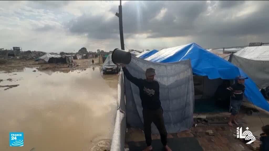 صورة لمنطقة غزة بعد الأمطار, مع برك المياه والخيام المدمرة.