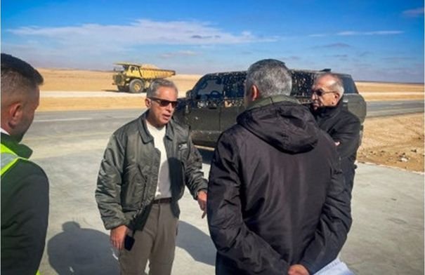 وصف الصورة بالإنجليزية: "رئيس الوزراء يتفقد أعمال البنية التحتية في مشروع مدينة عمرة".