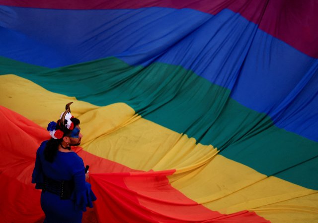 صورة لأحد المشاركين في مسيرة فخر مجتمع الميم في مالطا.