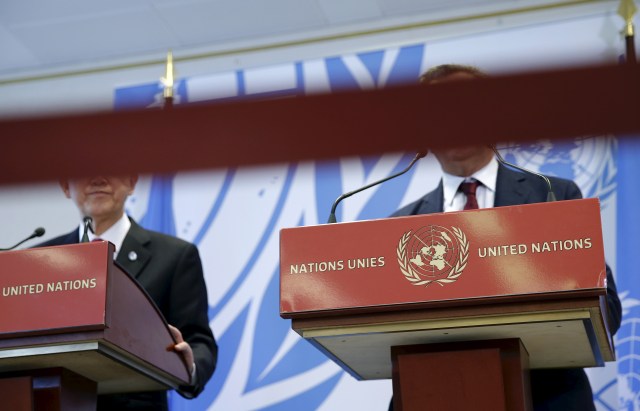 صورة لصالح الرئيس العراقي السابق مع خلفية للأمم المتحدة