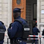 ** صورة حادث إطلاق نار في رين الفرنسية, معلق على سيارة مقتول.