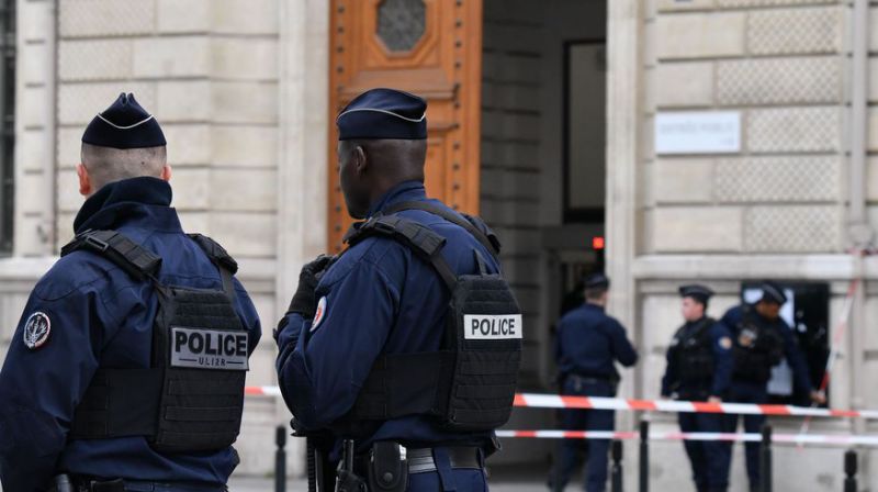 ** صورة حادث إطلاق نار في رين الفرنسية, معلق على سيارة مقتول.