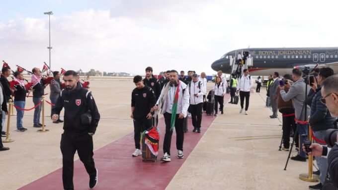 صورة لأفراد المنتخب الأردني وأعضاء الجهازين الفني والإداري.