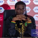 الصورة التي تظهر قائد منتخب مالي إيف بيسوما يخاطب لاعبيه قبل المباراة.