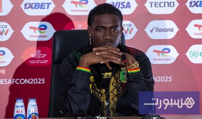 الصورة التي تظهر قائد منتخب مالي إيف بيسوما يخاطب لاعبيه قبل المباراة.