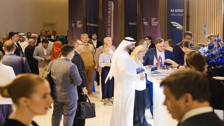 ** صورة لمنتدى الأعمال الروسي الإماراتي الأول في دبي، مع بعض القادة الاقتصاديين من روسيا والإمارات يشاركون في الحدث.