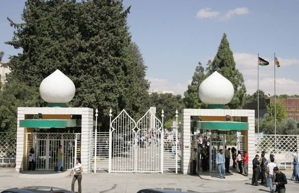 صورة توضيحية لطلاب جامعيين يراجعون وثائق أو شعار وزارة التعليم العالي الأردنية