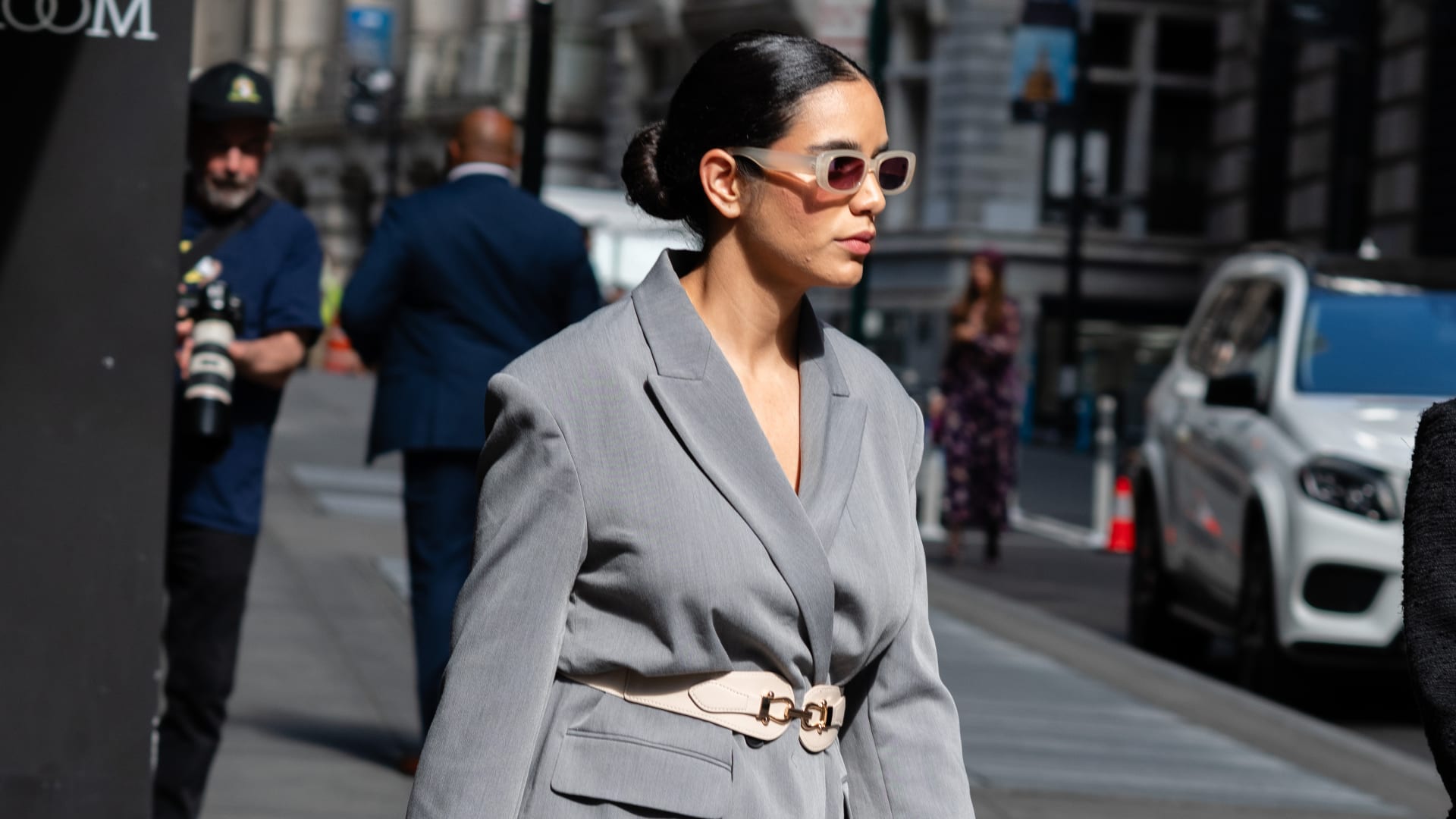 صورة للأزياء الشتائية مع الأقمشة الغنية والألوان الدافئة.