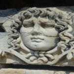 تمثال ميدوسا مبتسمة