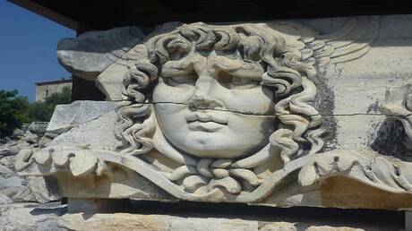 تمثال ميدوسا مبتسمة