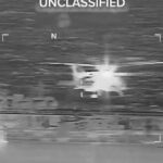 صورة لوزيرة الأمن الداخلي الأمريكية كريستي ناوم مع مقطع فيديو اعتراض ناقلة نفط بفنزويلا.