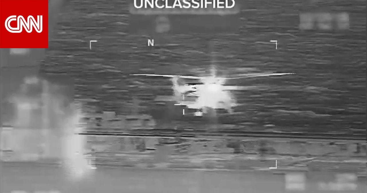 صورة لوزيرة الأمن الداخلي الأمريكية كريستي ناوم مع مقطع فيديو اعتراض ناقلة نفط بفنزويلا.