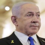 ** صورة رجلا يشبه نتنياهو ينتظر في طابور أمام مخبز في حي إكباتان بطهران.