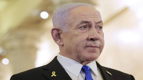 ** صورة رجلا يشبه نتنياهو ينتظر في طابور أمام مخبز في حي إكباتان بطهران.