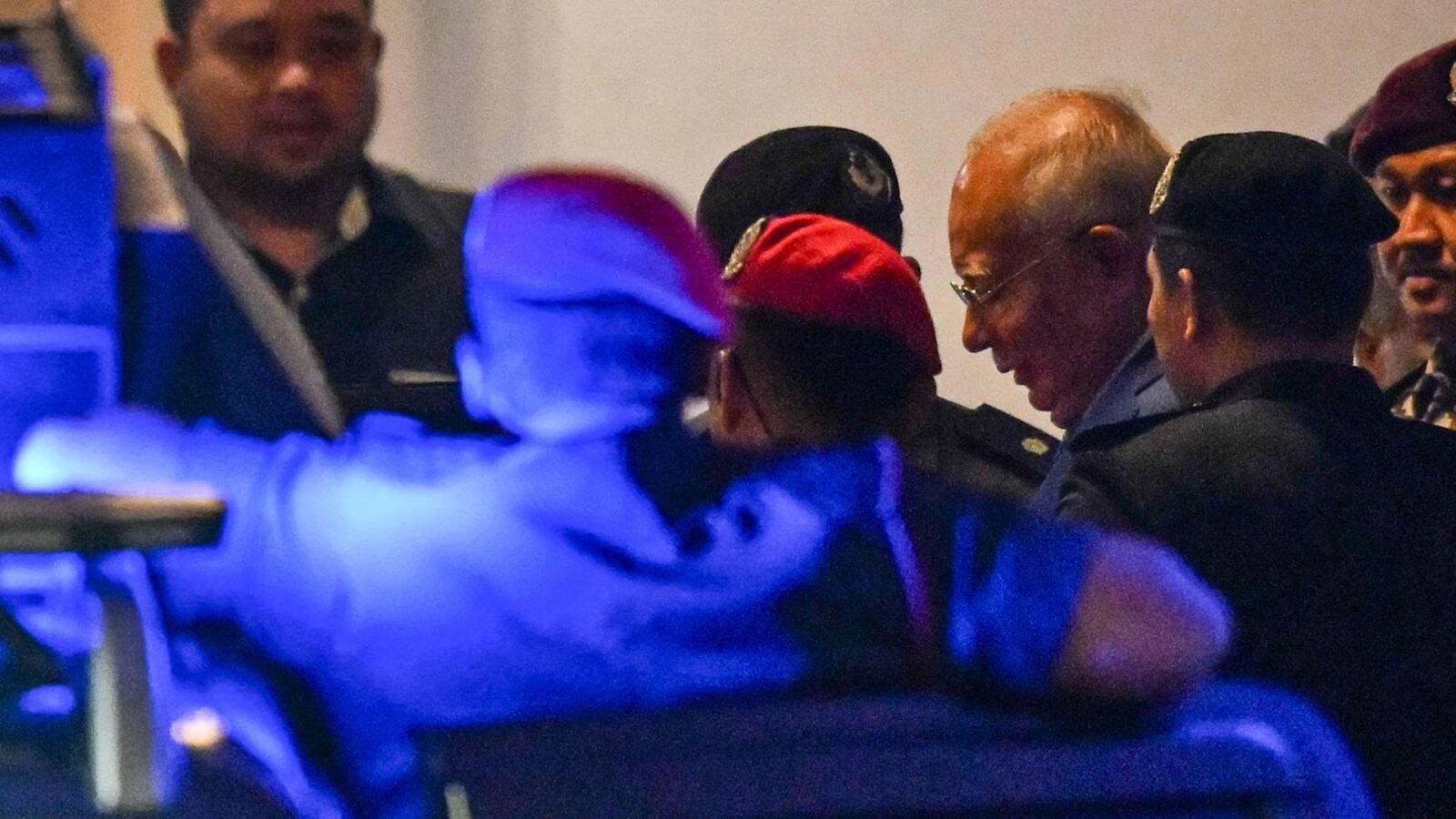 صورة رئيس الوزراء السابق نجيب رزاق.