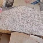 وصف الصورة بالإنجليزية: يظهر فيديو استخدام نقش أثري في معبد يمني متكأ خلال جلسة لمضغ القات.