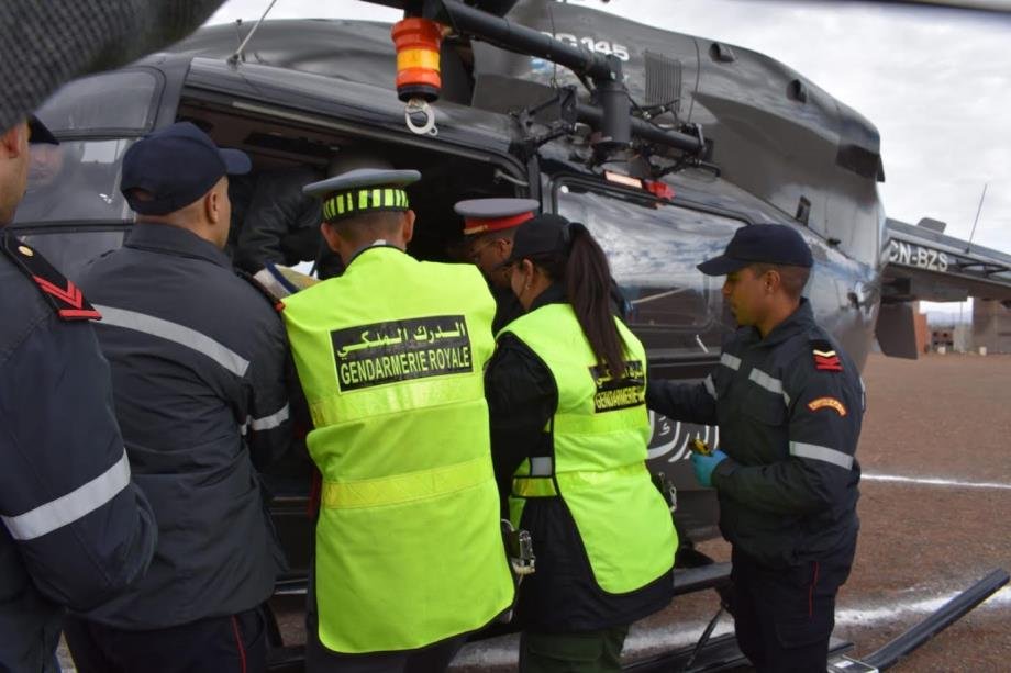 نقل امرأة في حالة حرجة إلى المستشفى.