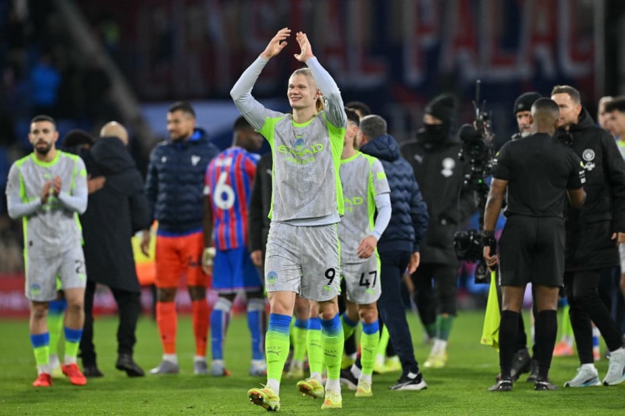 صورة ل هالاند يصيب هدفًا في مباراة مانشستر سيتي ضد كريستال بالاس.