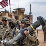 صورة لضباط سوريين وأمريكيين مجتمعين داخل مقر تابع للأمن السوري في مدينة تدمر التاريخية، قبل الهجوم الذي استهدف قوات أمريكية في سوريا.