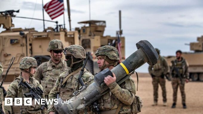 صورة لضباط سوريين وأمريكيين مجتمعين داخل مقر تابع للأمن السوري في مدينة تدمر التاريخية، قبل الهجوم الذي استهدف قوات أمريكية في سوريا.