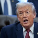 صورة الرئيس الأمريكي دونالد ترامب يُعلن عن الرد على الهجوم.