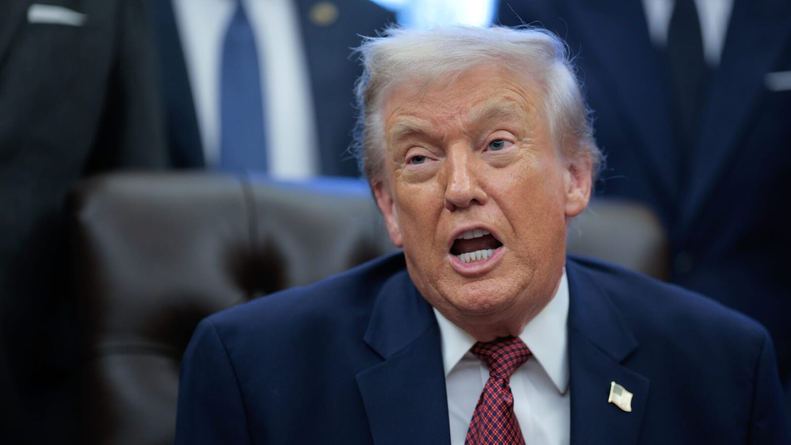 صورة الرئيس الأمريكي دونالد ترامب يُعلن عن الرد على الهجوم.