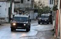 صورة لطفلة فلسطينية تتعرض للهجوم.