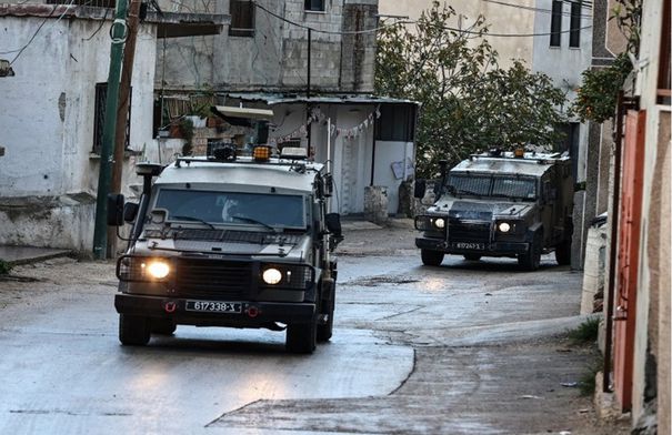 صورة لطفلة فلسطينية تتعرض للهجوم.