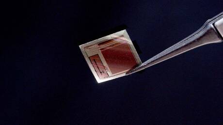 ** صورة نظام واجهة دماغ-حاسوب حديثة.